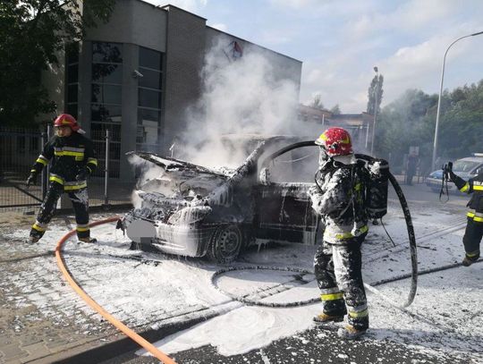 Spłonął mercedes ZDJĘCIA