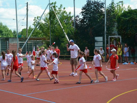 Sportowa inwestycja w centrum miasta. Nowe boisko będzie służyć uczniom i mieszkańcom ZDJĘCIA