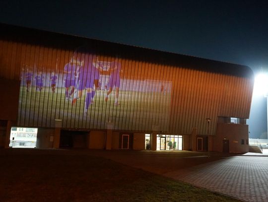 Stadion przy Łódzkiej zamienił się w wielki telewizyjny ekran WIDEO