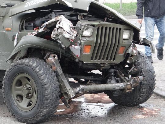 Stanczukowskiego: jeep uderzył w cysternę ZDJĘCIA