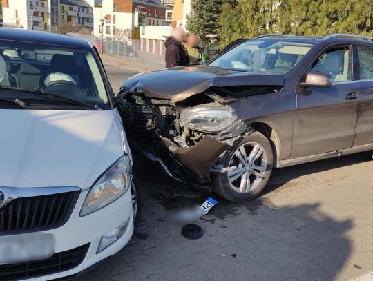 Stłuczka na osiedlu. W akcji 5 zastępów straży pożarnej