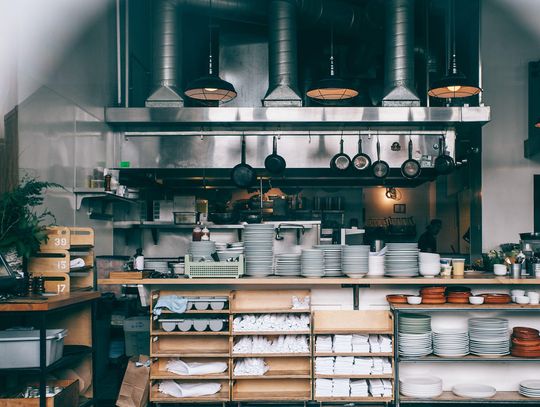 Stół chłodniczy do gastronomii - jak skrócić czas pracy i zwiększyć przepustowość kuchni?