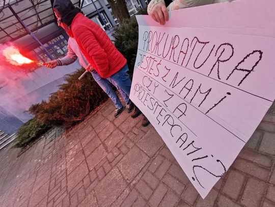 „Stop wolności, czas na areszt!” Protest przed prokuraturą oszukanych mieszkańców Osiedla Dębowego ZDJĘCIA