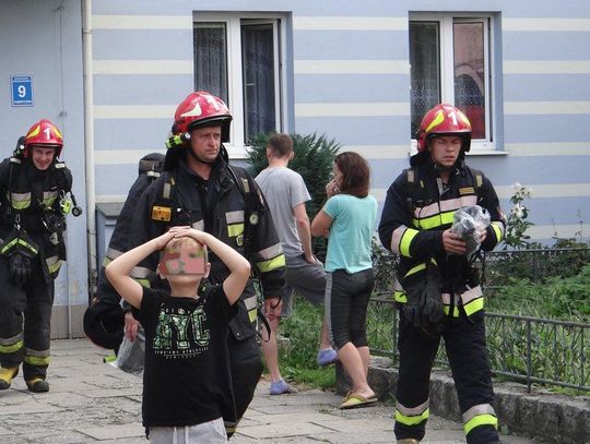 Straż postawiona na nogi, bo mężczyzna rozpalił grilla w mieszkaniu ZDJĘCIA