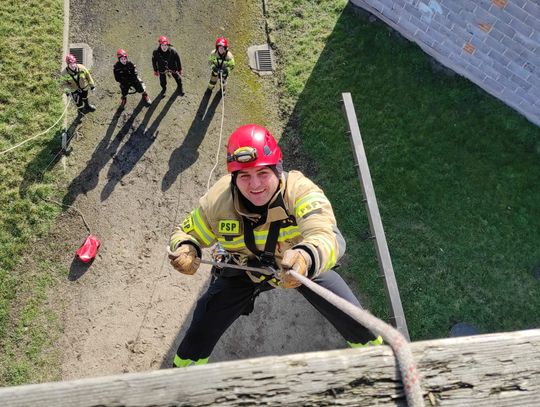 Strażackie ćwiczenia w Kaliszu. Praktyczne szkolenie z ratownictwa wysokościowego
