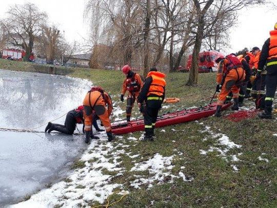 Strażacy ćwiczyli na lodzie