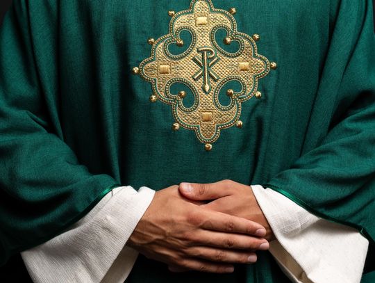 Strój kapłana a strój diakona – jakie są różnice?