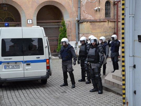 Strzelanina, odbicie więźnia i powrót za kraty WIDEO i ZDJĘCIA