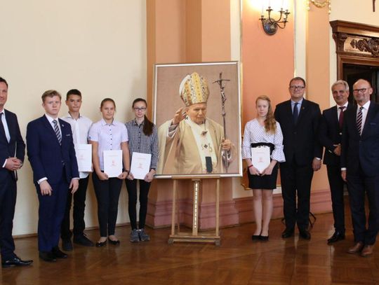 Stypendia im. Jana Pawła II wręczone LISTA STYPENDYSTÓW  i ZDJĘCIA