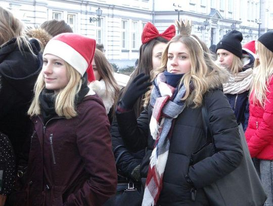 Świąteczny korowód II LO po mieście ZDJĘCIA