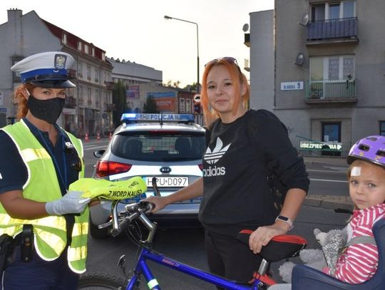 „Świeć Przykładem – bądź widoczny!”. Kaliska policja rozdawała kamizelki odblaskowe ZDJĘCIA