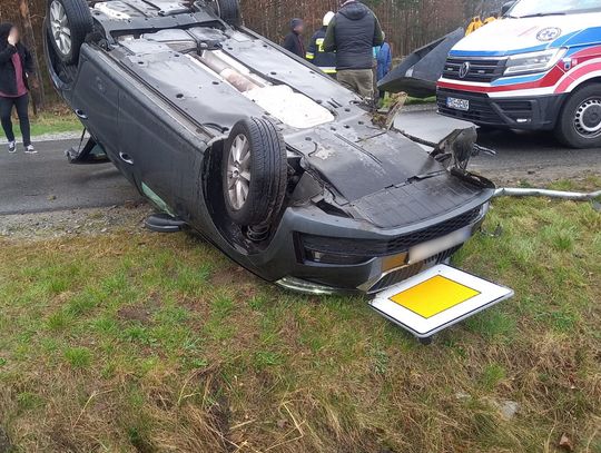 Święta na drogach. 2 osoby ranne po dachowaniu auta