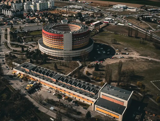„Szkoda wielkich rozmiarów” w szpitalu? Chodzi o przetargi i duże pieniądze