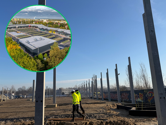 Szpaler wielkich kolumn. Inwestycja wznosi się w górę Szpaler wielkich kolumn. Inwestycja wznosi się w górę