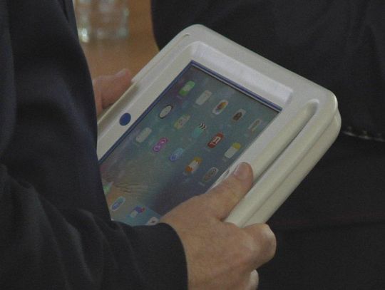 Szpitalny obchód z tabletem w ręku