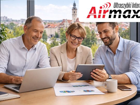 Szybki i stabilny internet w Kaliszu – komfortowa praca online z Airmax Użytkownicy z Kalisza korzystający z internetu Airmax przy laptopie i tablecie, z widokiem na panoramę miasta