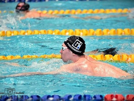 Szybszy od medalistów MŚ. Bartosz Piszczorowicz na podium pływackiego Grand Prix