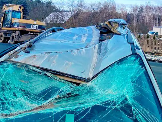 Ta kobieta ledwo uszła z życiem. Łyżka koparki wbiła się w jej auto