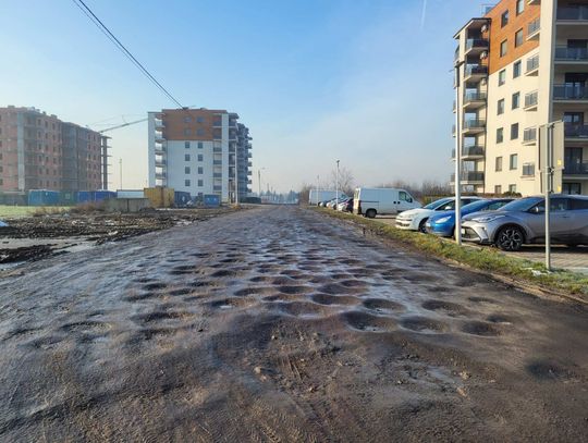 „Ta ulica jest dziurawa jak ser!” Kaliszanie apelują o budowę drogi