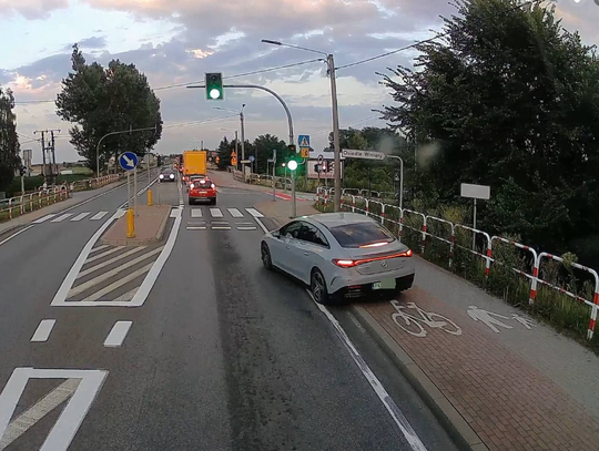 Tak bardzo się spieszył? Kierowca Mercedesa ominął korek... jadąc chodnikiem