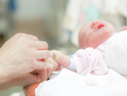 Tak małego pacjenta operuje się ,,pod lupą''. Dziewczynka ważyła zaledwie 600 gramów