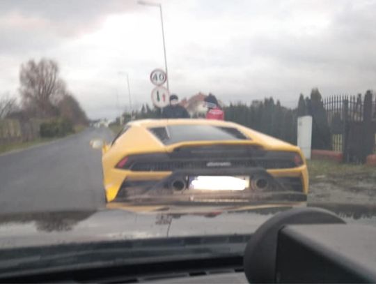 Takiego to stać na wysoki mandat. Kierowca tego lamborghini ukarany