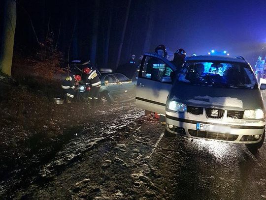 Taksówka w rowie, ranny kierowca i pasażer ZDJĘCIA