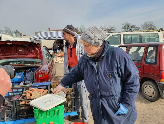 Targowiska i bazary w dobie epidemii. Handel ograniczony do minimum WIDEO