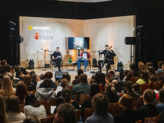 Ten podcast przenosi się na scenę. Popularny twórca wystąpi w Kaliszu