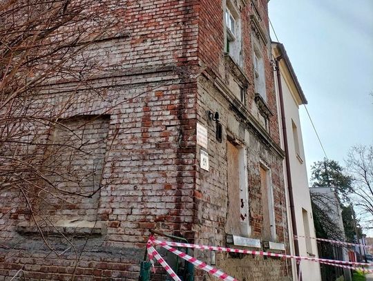 Ten pustostan groził zawaleniem. Pomogli strażnicy miejscy