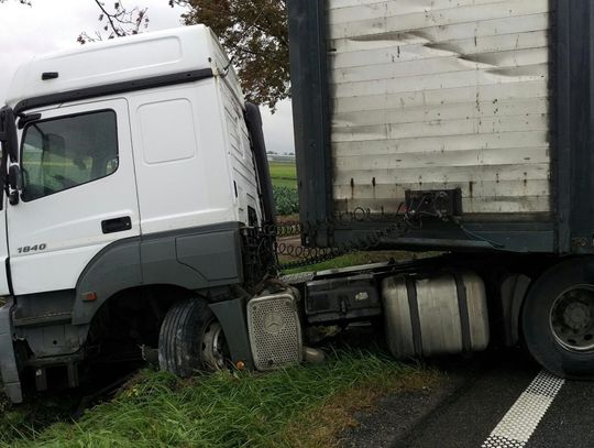 TIR próbował uniknąć „czołówki”. Wpadł do rowu ZDJĘCIA