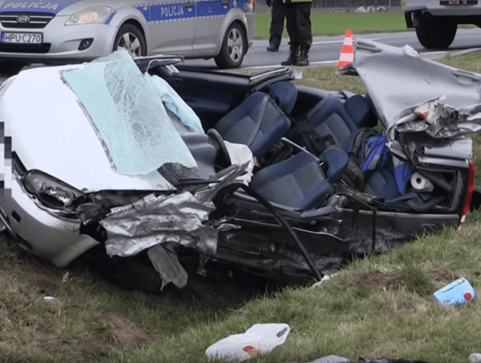 TIR uderzył czołowo w osobówkę. Kierowca hondy walczy o życie WIDEO