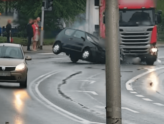 Tir wjeżdża na czerwonym i zderza się z osobówką. Mrożące krew w żyłach WIDEO