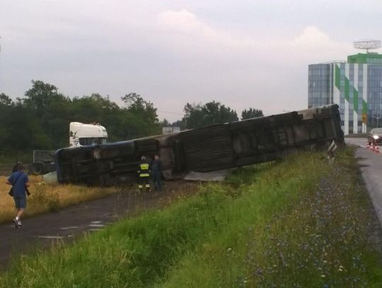 TIR wypadł z drogi i przewrócił się w polu ZDJĘCIA