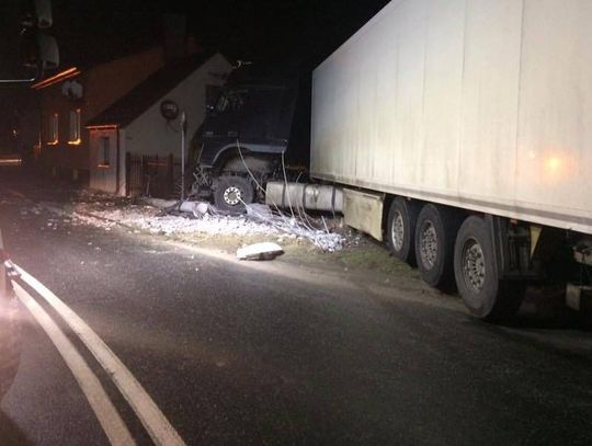 Tir wypadł z drogi i „zaparkował” w cudzym garażu ZDJĘCIA