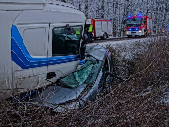 Tir zmiażdżył osobówkę. „Strażacy z niedowierzaniem patrzyli na rozmiar zniszczeń” ZDJĘCIA