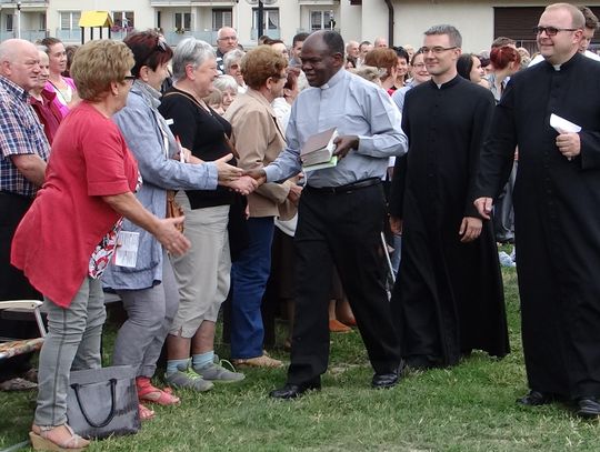 Tłumy na spotkaniu z charyzmatykiem ojcem Bashoborą ZDJĘCIA i WIDEO