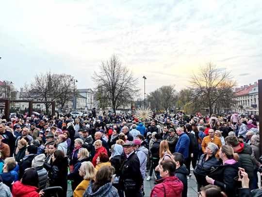 Tłumy na uruchomieniu Fontanny Noce i Dnie ZDJĘCIA