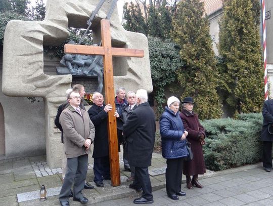 Tłumy wiernych niosły krzyż ulicami miasta ZDJĘCIA