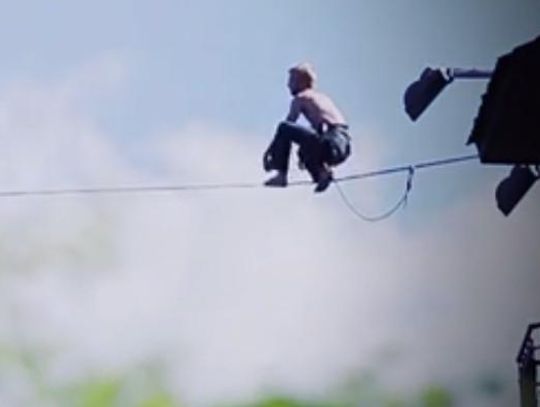 To będą emocje! Przejdą po linie nad rzeką FILM