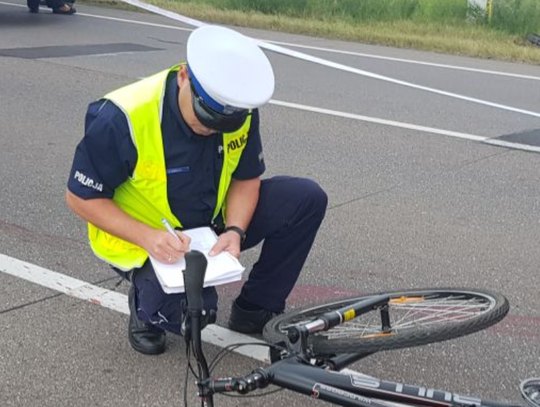 To częsty błąd rowerzystów. Tym razem doszło do zderzenia z BMW