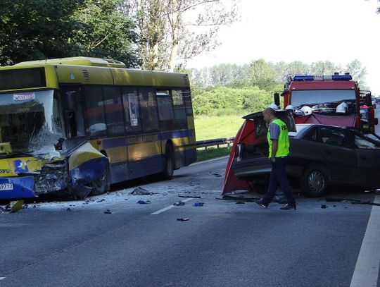 Tragedia na „12”. Osobówka zderzyła się z autobusem KLA