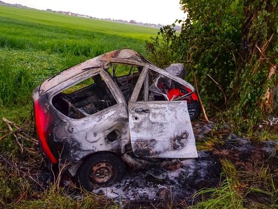 Tragedia na drodze. Nie żyje młody kierowca, jego auto spłonęło ZDJĘCIA