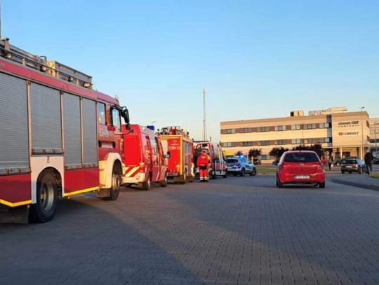 Tragedia na parkingu dużej firmy. Pracownik nagle zasłabł i zmarł