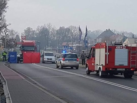 Tragedia na pasach. Nie żyją dwie osoby potrącone przez ciężarówkę ZDJĘCIA