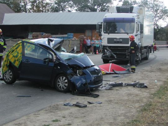 Tragedia na skrzyżowaniu. W zderzeniu z ciężarówką zginęły trzy osoby ZDJĘCIA