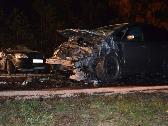 Tragedia na trasie Kalisz – Turek. Trzy osoby zginęły w zderzeniu dwóch samochodów ZDJĘCIA