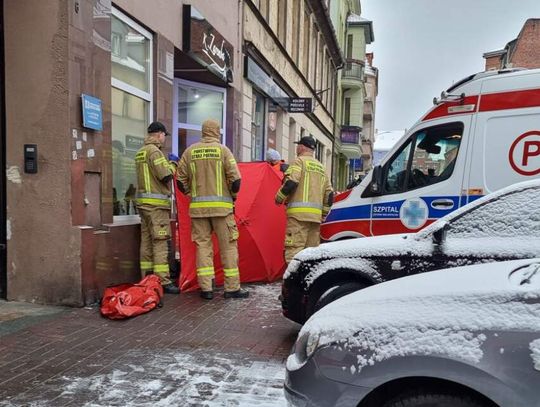 Tragedia w centrum miasta. 40-latek zmarł na chodniku