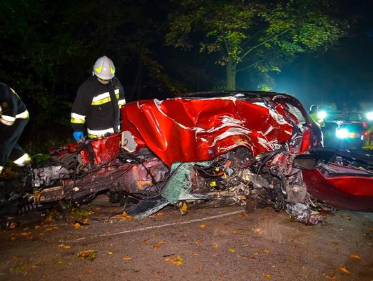 Tragedia w święto zmarłych. Samochód rozbił się na drzewie, kierowca zginął ZDJĘCIA