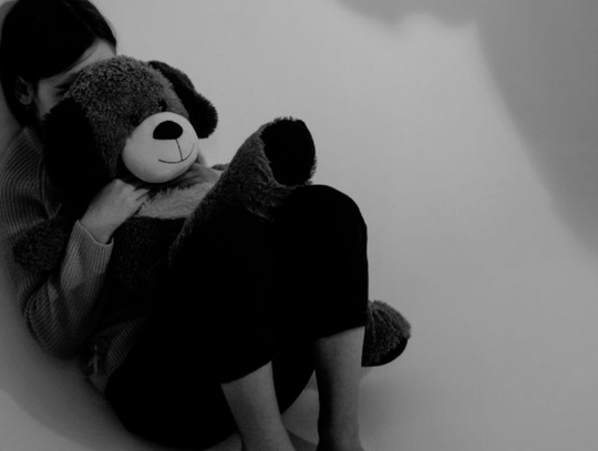 KRAJ: Tragedie za zamkniętymi drzwiami mieszkań. Dziecko ranione nożem, niemowlę nie żyje KRAJ: Tragedie za zamkniętymi drzwiami mieszkań. Dziecko ranione nożem, niemowlę nie żyje